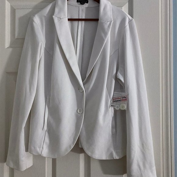 New! Metaphor White Blazer
